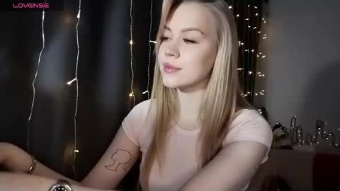 lunapeony online show from December 17, 5:57 am