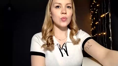 lunapeony online show from March 18, 8:23 pm