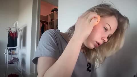 lunarose17 online show from February 5, 7:07 pm