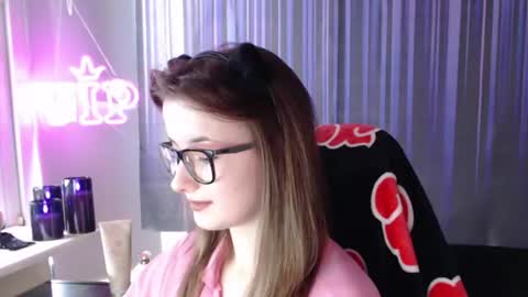 Snapshot of lunaxcherry chatting on June 21, 11:13 am LunaXcherry online show from June 21, 11:13 am