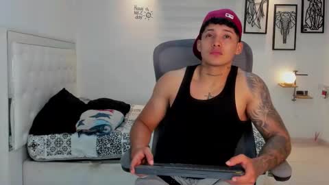 Snapshot of lunay_xtreemboy chatting on February 27, 12:54 am Lunay online show from February 27, 12:54 am