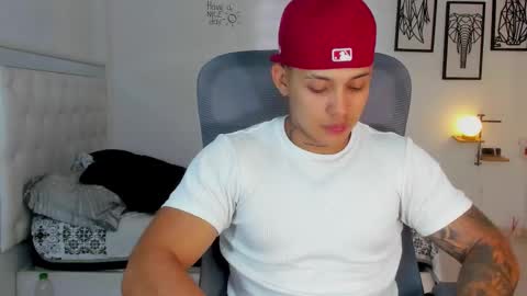 Snapshot of lunay_xtreemboy chatting on March 3, 10:15 pm Lunay online show from March 3, 10:15 pm