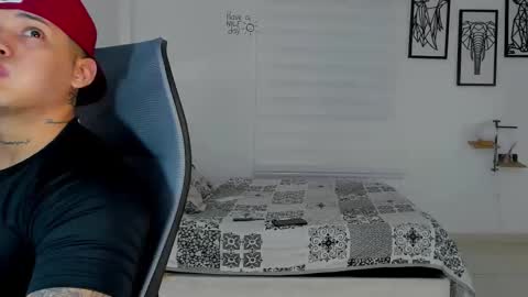 Snapshot of lunay_xtreemboy chatting on March 4, 11:00 pm Lunay online show from March 4, 11:00 pm