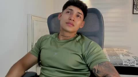 Snapshot of lunay_xtreemboy chatting on March 11, 11:22 pm Lunay online show from March 11, 11:22 pm