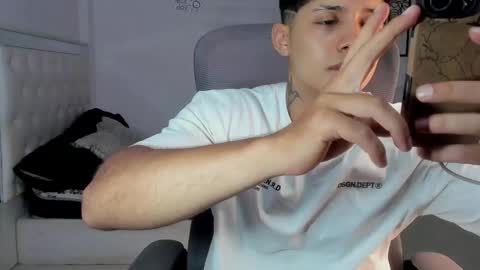 Snapshot of lunay_xtreemboy chatting on March 12, 11:11 pm Lunay online show from March 12, 11:11 pm