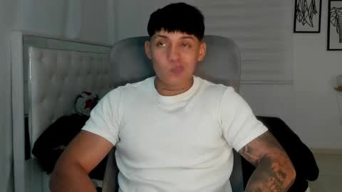 Snapshot of lunay_xtreemboy chatting on April 15, 12:17 am Lunay online show from April 15, 12:17 am