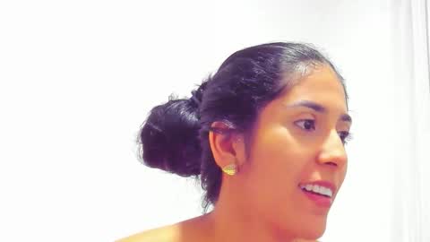 Snapshot of lunnarossee chatting on November 30, 4:49 am online show from November 30, 4:49 am