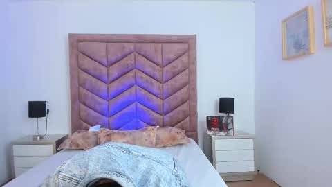 Lushian And Luna online show from November 4, 1:32 pm