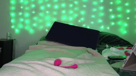 Snapshot of luvely_gurl chatting on February 9, 5:43 pm Shauna online show from February 9, 5:43 pm