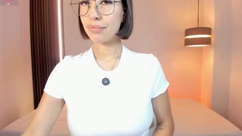 Snapshot of luvely_unique chatting on October 28, 1:58 pm Lu. online show from October 28, 1:58 pm