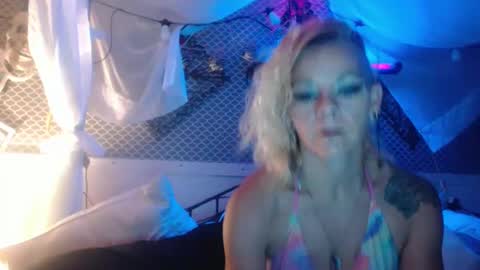 luvenlacy online show from September 28, 3:01 am