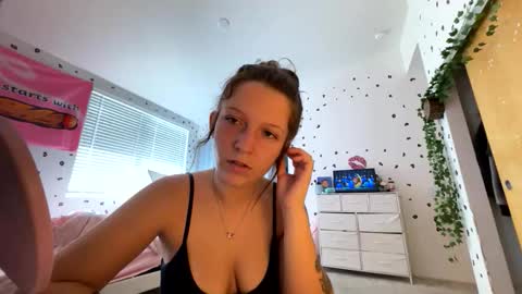 Snapshot of luvkendal chatting on October 25, 6:57 pm luvkendal online show from October 25, 6:57 pm