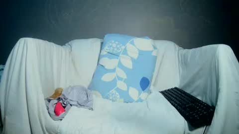 Snapshot of luvu4everxxx chatting on July 30, 4:44 am Bee Bee online show from July 30, 4:44 am