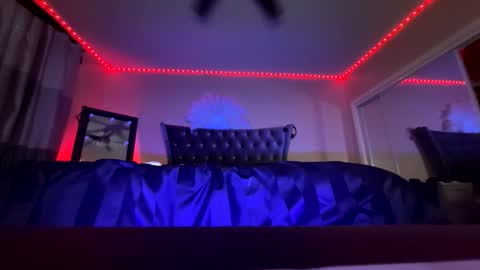 luvvlee online show from October 13, 2:28 pm