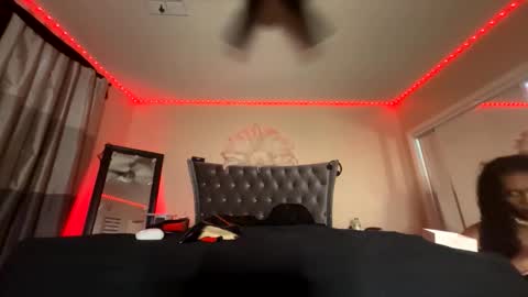 luvvlee online show from October 17, 12:01 am