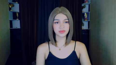 Snapshot of lux_white chatting on May 5, 3:03 am queen lux online show from May 5, 3:03 am