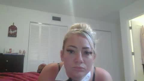 Snapshot of luxuriousbunny chatting on October 28, 3:43 am luxuriousbunny online show from October 28, 3:43 am