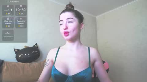 Snapshot of luxuryalma18 chatting on March 5, 7:48 am Alma online show from March 5, 7:48 am