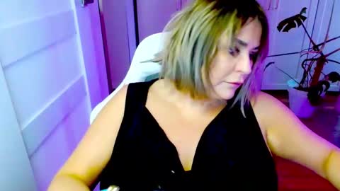 Snapshot of luxxx_diana chatting on March 20, 6:40 am Diana online show from March 20, 6:40 am