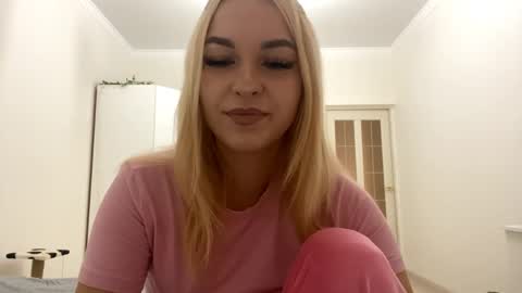 Mia online show from September 11, 6:19 pm