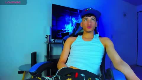 Snapshot of lyam_russo chatting on March 25, 4:29 am Lyam online show from March 25, 4:29 am