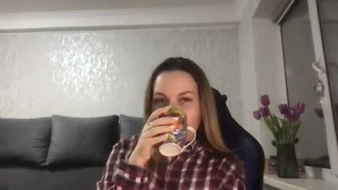 Snapshot of lyeeu25 chatting on March 3, 8:00 pm Tina online show from March 3, 8:00 pm