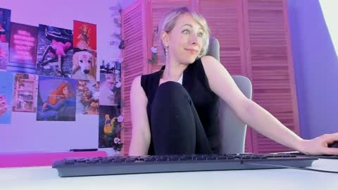 Snapshot of lylithskye chatting on January 22, 1:42 pm Lylith Skye NO NUDE model online show from January 22, 1:42 pm