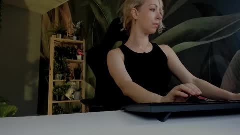Snapshot of lylithskye chatting on November 19, 10:59 am Lylith Skye NO NUDE model online show from November 19, 10:59 am