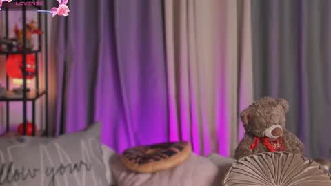 Snapshot of lynda_west chatting on October 21, 5:08 am Lynda online show from October 21, 5:08 am