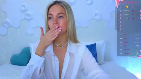 Snapshot of lynna_sparks chatting on October 2, 2:18 am Lana online show from October 2, 2:18 am