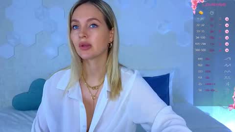 Snapshot of lynna_sparks chatting on October 27, 3:43 am Lana online show from October 27, 3:43 am