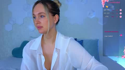 Snapshot of lynna_sparks chatting on November 4, 2:10 am Lana online show from November 4, 2:10 am