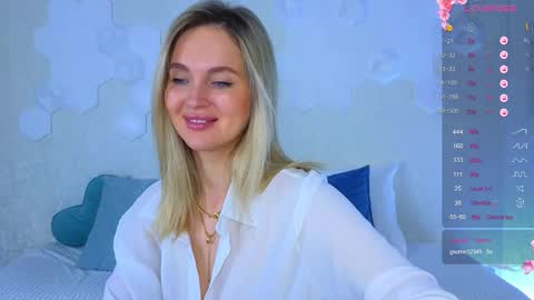 Snapshot of lynna_sparks chatting on November 18, 2:17 am Lana online show from November 18, 2:17 am