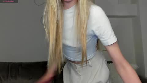 Snapshot of lynnadream_ chatting on June 5, 6:52 am lynnadream_ online show from June 5, 6:52 am