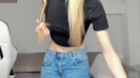 Snapshot of lynnadream_ chatting on June 13, 2:31 am lynnadream_ online show from June 13, 2:31 am