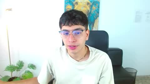 Snapshot of maax_18 chatting on March 28, 1:43 pm Max online show from March 28, 1:43 pm