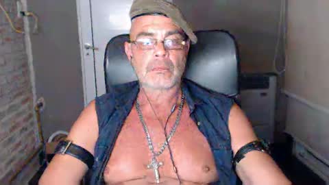 Snapshot of machobuscador chatting on January 15, 5:19 am MACHO BUSCADOR online show from January 15, 5:19 am