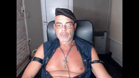 Snapshot of machobuscador chatting on January 24, 2:49 am MACHO BUSCADOR online show from January 24, 2:49 am