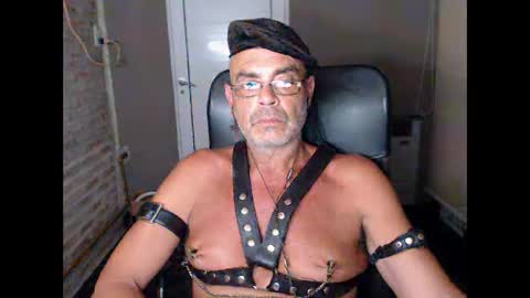 Snapshot of machobuscador chatting on February 6, 3:27 am MACHO BUSCADOR online show from February 6, 3:27 am