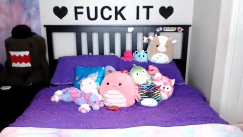 Mackenzie Wolfe online show from November 5, 4:45 am