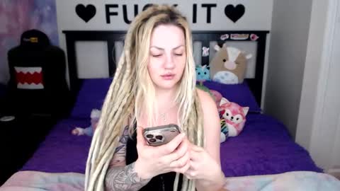 Mackenzie Wolfe online show from January 8, 4:48 am