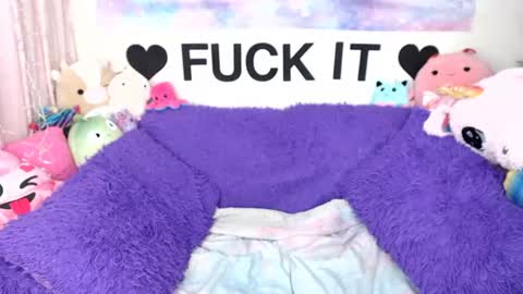 Snapshot of mackenziewolfe chatting on June 24, 4:55 am Mackenzie Wolfe online show from June 24, 4:55 am