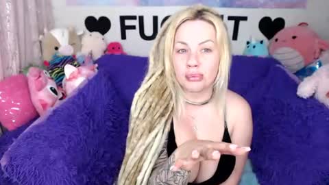 Snapshot of mackenziewolfe chatting on July 15, 4:18 am Mackenzie Wolfe online show from July 15, 4:18 am