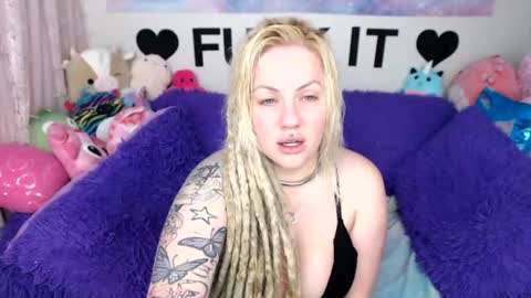 Snapshot of mackenziewolfe chatting on July 21, 5:10 am Mackenzie Wolfe online show from July 21, 5:10 am
