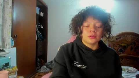 Snapshot of madam_sativa chatting on March 18, 2:37 am di online show from March 18, 2:37 am