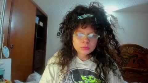 Snapshot of madam_sativa chatting on March 24, 1:54 am di online show from March 24, 1:54 am