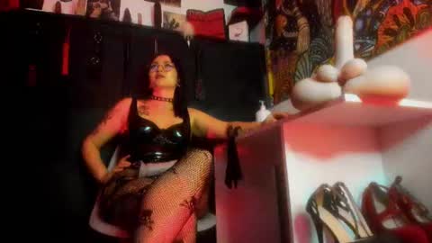 Snapshot of madame_ibby chatting on July 27, 6:31 am madame ibby online show from July 27, 6:31 am