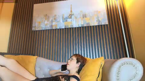 Madame online show from May 15, 8:05 pm