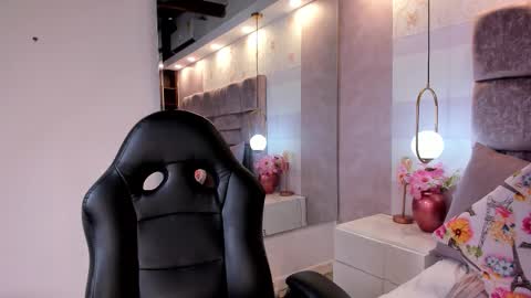 Snapshot of maddie_greyy chatting on November 14, 4:38 pm Maddie Grey online show from November 14, 4:38 pm