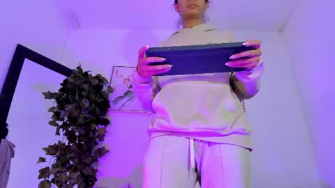 Maddie Ray online show from June 8, 12:05 pm
